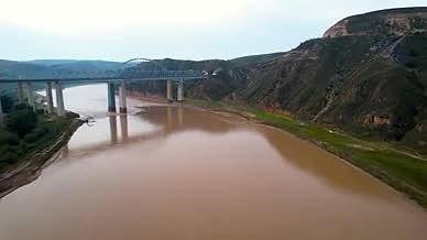 5k高清航拍横跨黄河大峡谷的铁路运输大桥视频的预览图